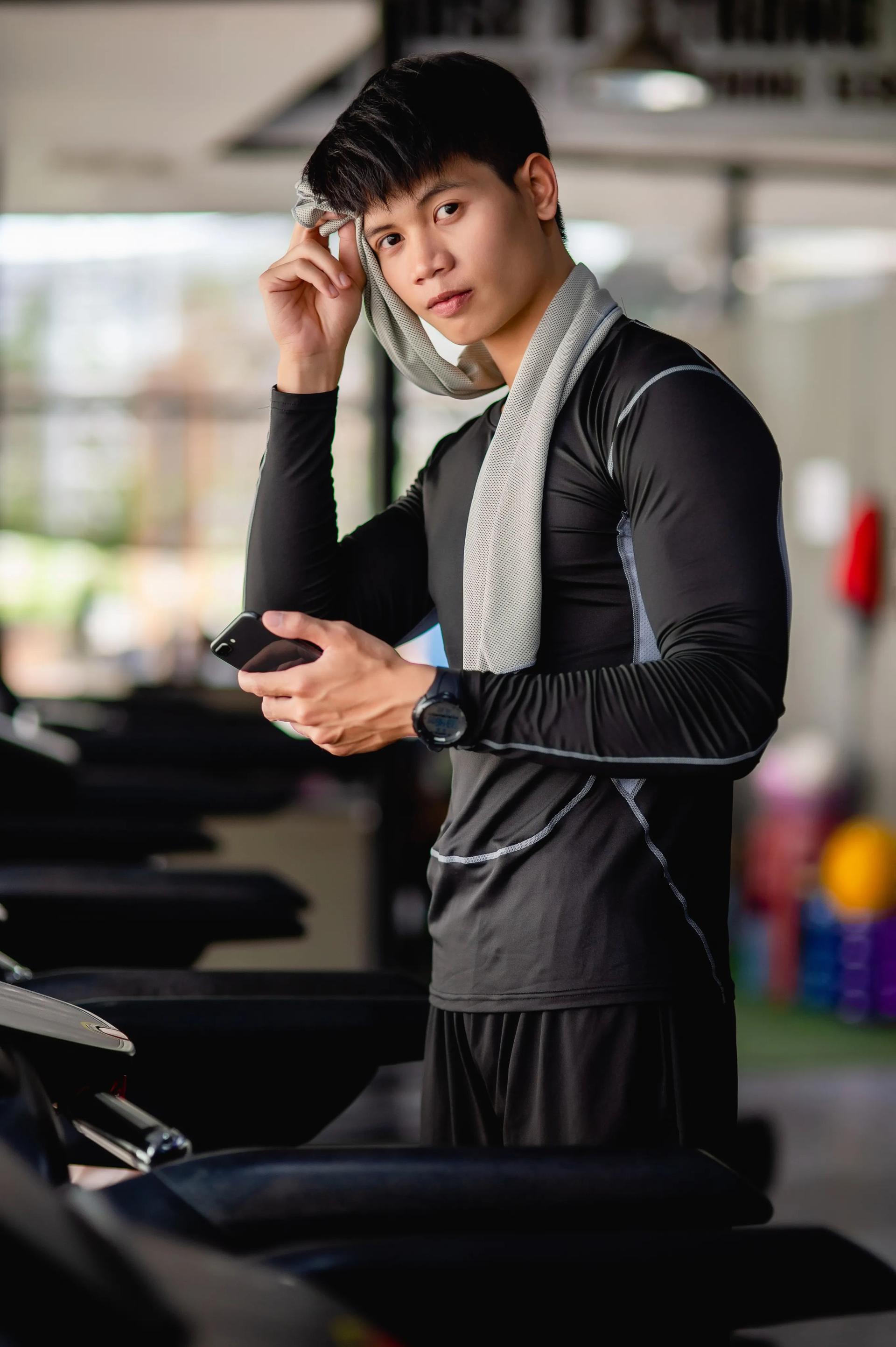 David arrives at the gym, scans in with his phone, and checks in for his training session.