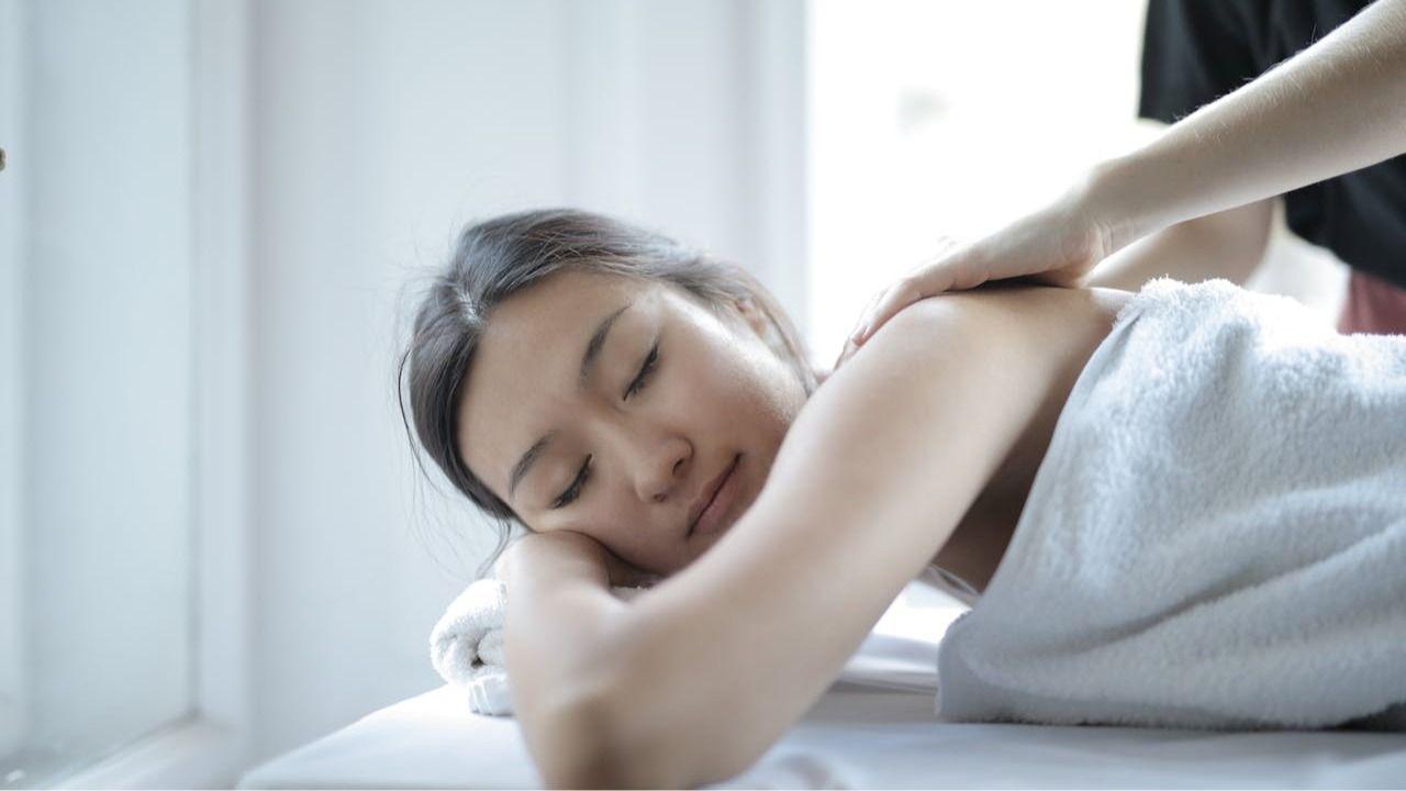 How to design the perfect massage room: Lighting, scent, and ambience tips